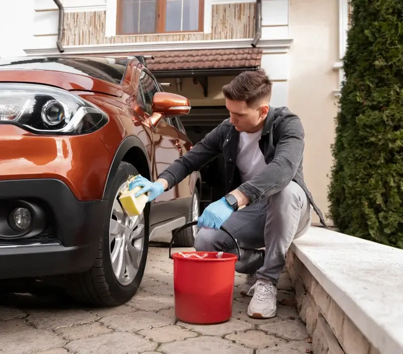 Lavage auto à domicile Anjouin : professionnel intervenant sur un véhicule